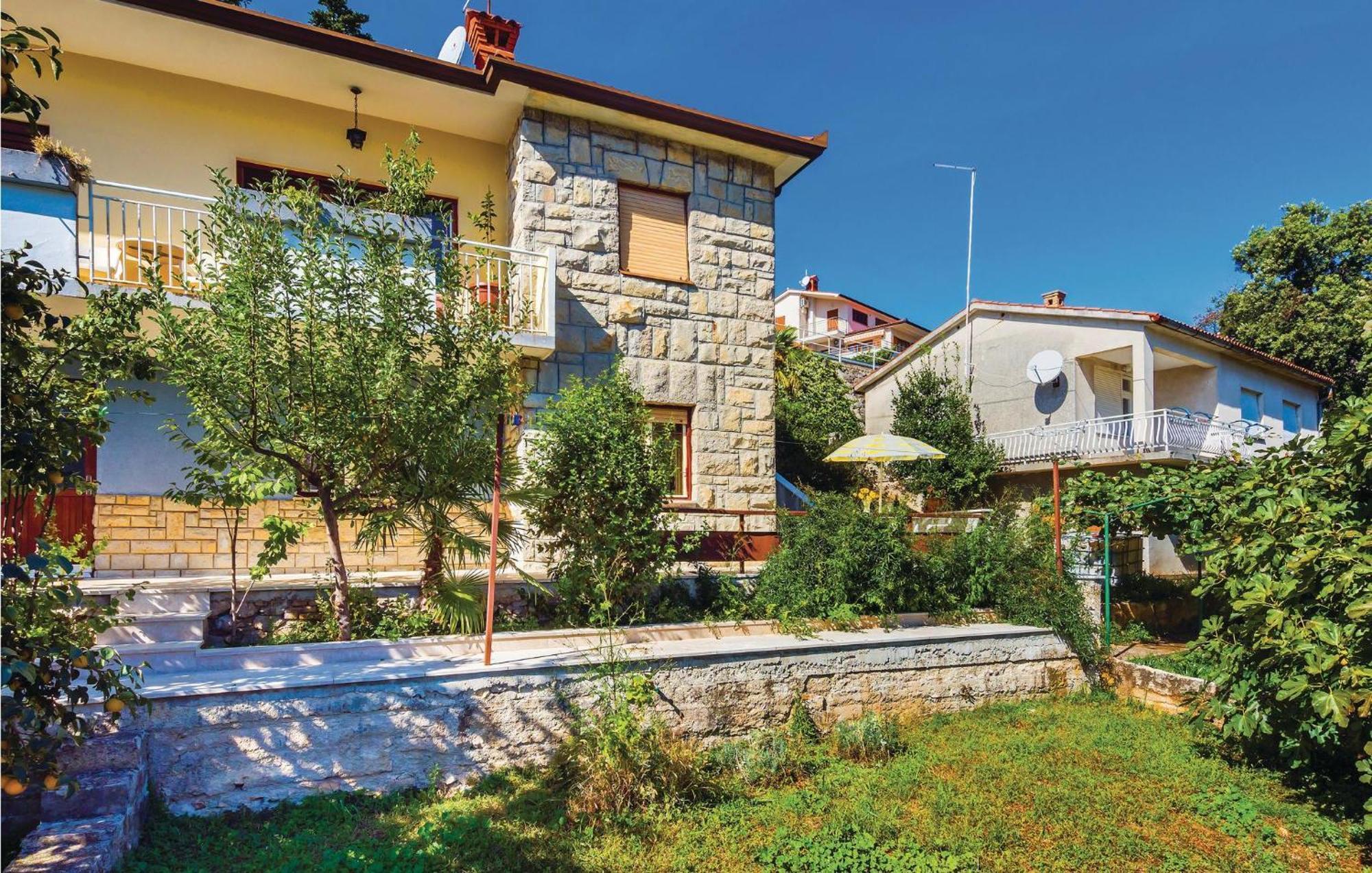 Lovely Apartment In Rabac With Kitchen エクステリア 写真